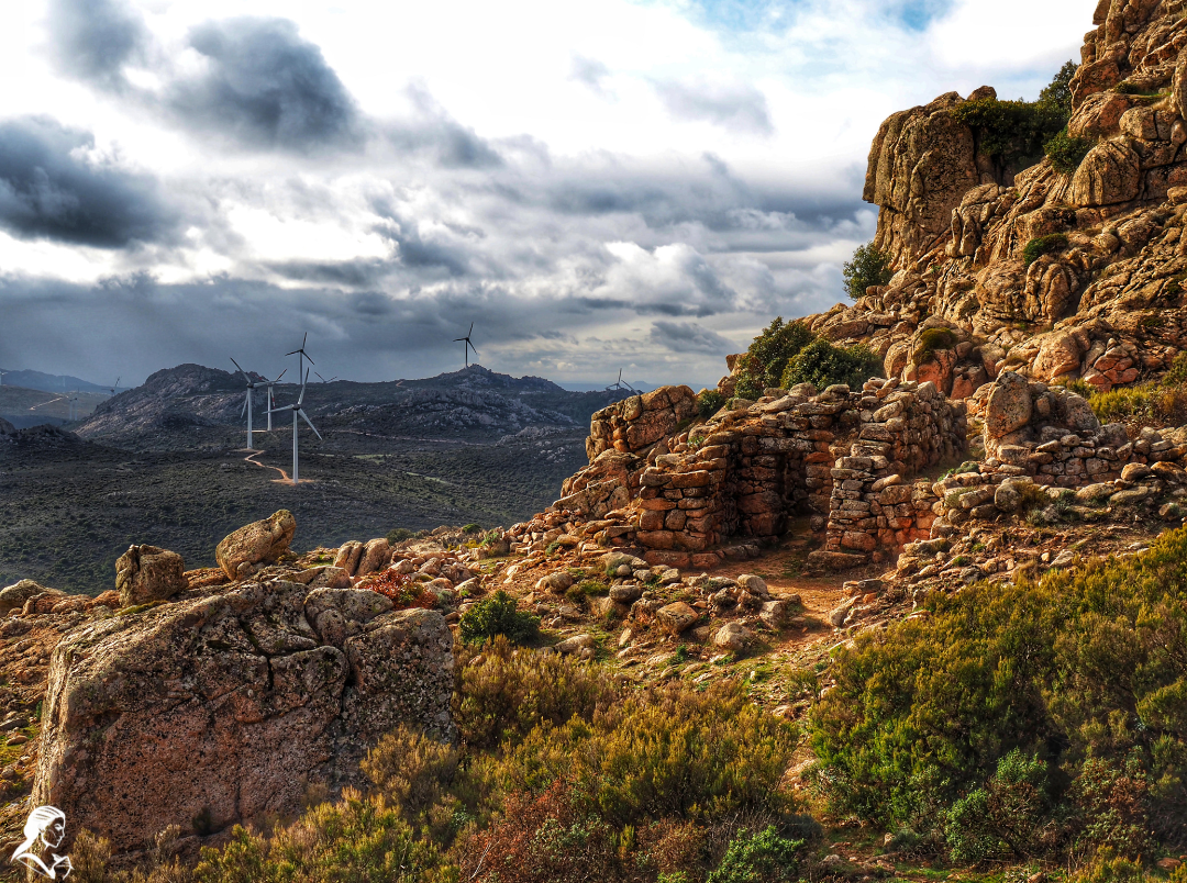 Pale eoliche viste dal complesso nuragico “Sos Nurattolos”