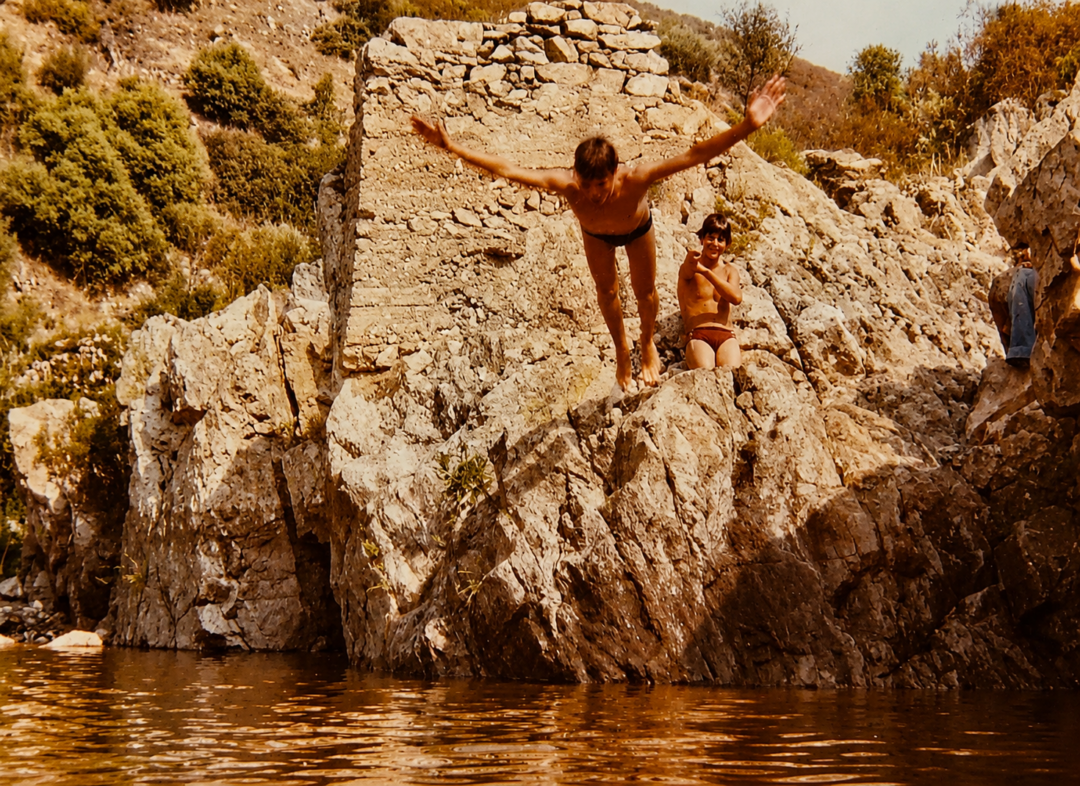 Un ragazzino si tuffa nel fiume, Lodè - Ponte Ruttu, anni '70/ A boy diving into the river, Lodè -Ponte Ruttu, 1970s